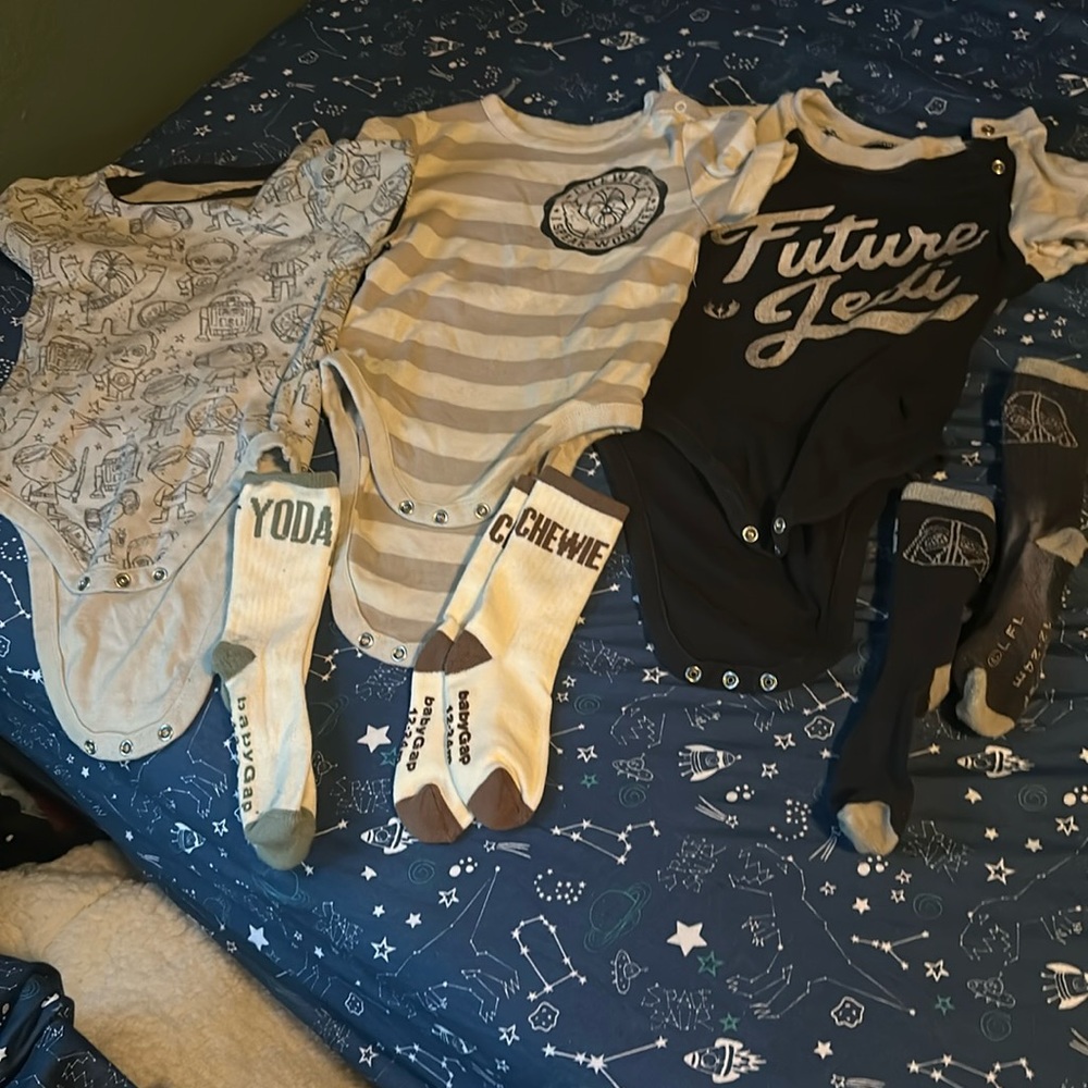 Baby Gap Star Wars Onesies set 18-24M & socks